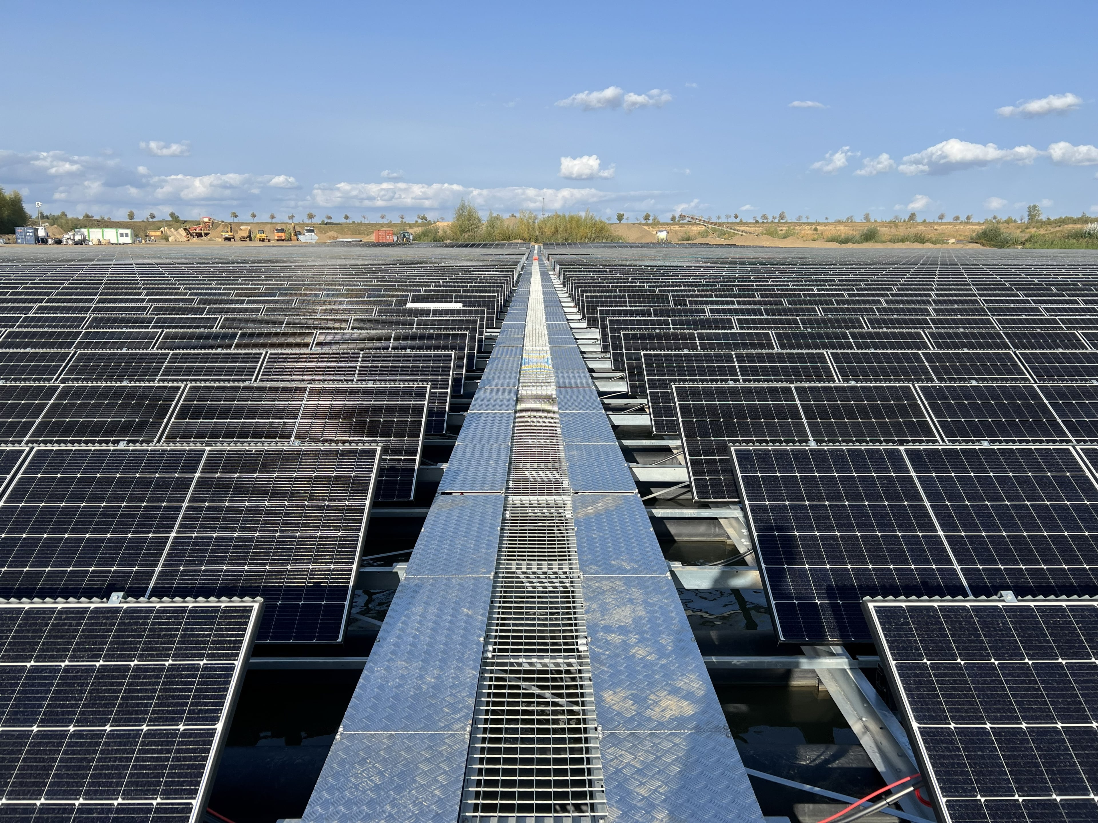 Floating solar power plant with Sunsurf, Sweden
